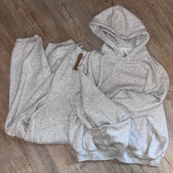 SKIMS Sweatsuit Set - Picture 1 of 8